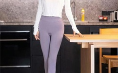 迪士尼关闭前数千游客冒雨涌入